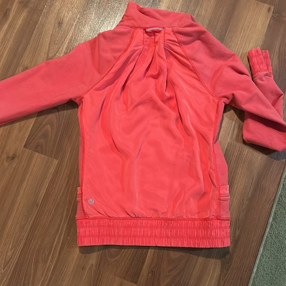 Older lululemon jacket size 2/ extra small - Picture 4 of 4